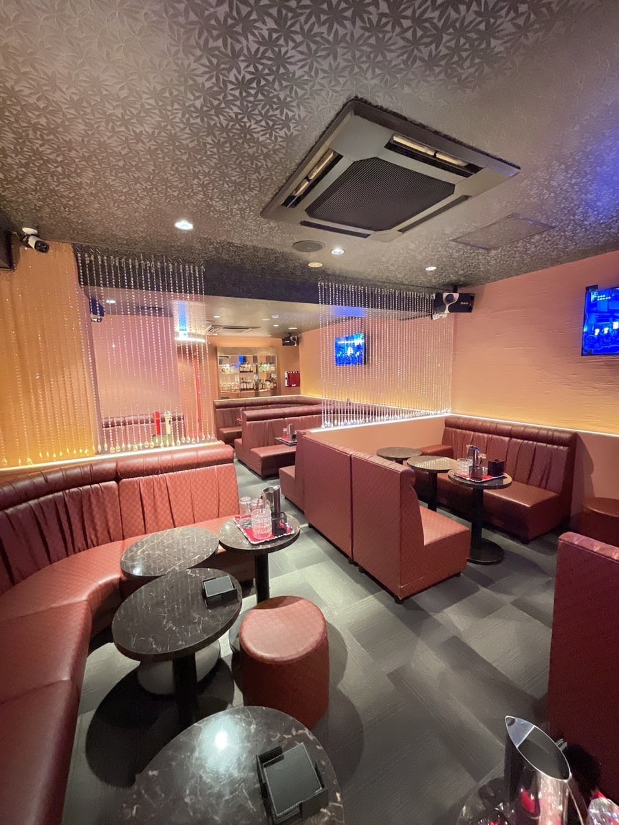 複数のBOX席が並ぶOZ KOBEのフロア全景