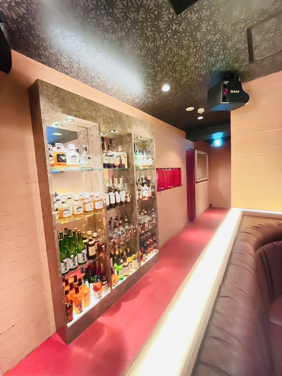 ウイスキーや焼酎のボトルが並ぶディスプレイ